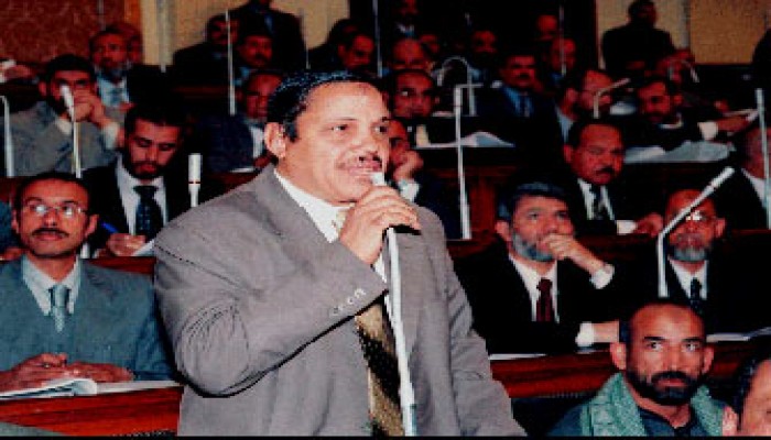 هشام القاضي يحتفل بعمال قوص