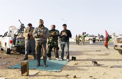 كتائب القذافي تقصف بلدة تونسية