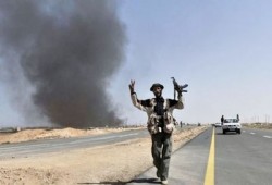 ثوار ليبيا يتصدون للقذافي بمعبر وازن