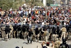 آلاف المتظاهرين العراقيين يطالبون برحيل الاحتلال وحكومته