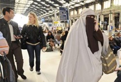 عصيان مدني لمنتقبات فرنسا ضد حظر النقاب