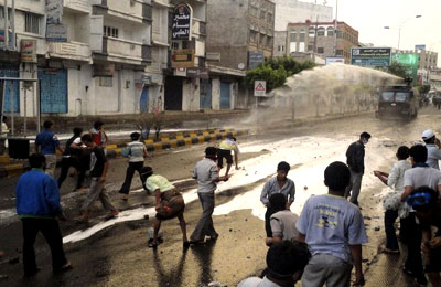 إصابة العشرات بساحة التغيير في صنعاء