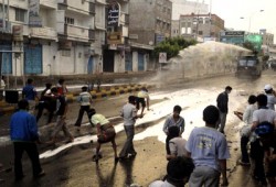 إصابة العشرات بساحة التغيير في صنعاء