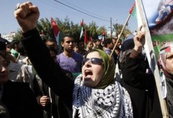 "الضفة وغزة" يهتفان: "الشعب يريد إنهاء الانقسام"