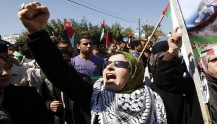 "الضفة وغزة" يهتفان: "الشعب يريد إنهاء الانقسام"