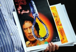 مذكرة توقيف لـ"الإنتربول" ضد القذافي