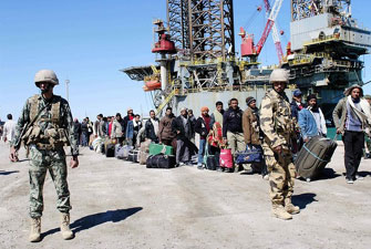 ديلي تليجراف: قوات بريطانية تستعد للسيطرة على أسلحة القذافي