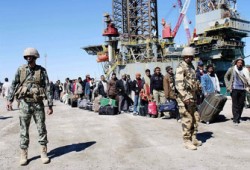 ديلي تليجراف: قوات بريطانية تستعد للسيطرة على أسلحة القذافي