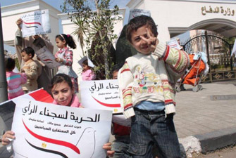 وقفة رمزية أمام المجلس العسكري للإفراج عن الشاطر وسجناء الرأي