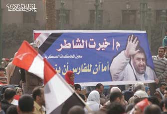 أسرتا الشاطر ومالك تطالبان الجيش بالإفراج عنهما