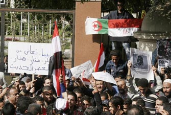 مطالبة دولية بتجميد 145 مليار دولار أرصدة للقذافي