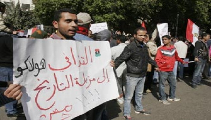 القذافي يواصل جنونه ويتوعد بتدمير شعبه