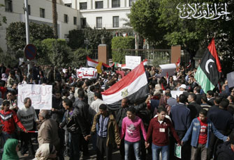 المصريون والليبيون يهتفون: "ليبيا حرة.. معمر برة"