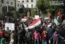 المصريون والليبيون يهتفون: "ليبيا حرة.. معمر برة"
