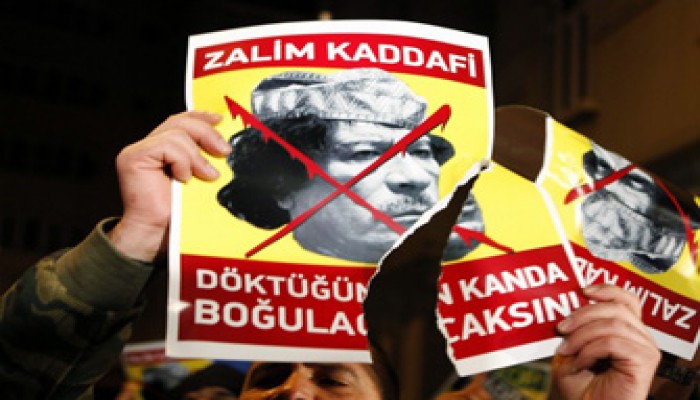 نظام الديكتاتور القذافي يتهاوى والثوار يواصلون التقدم