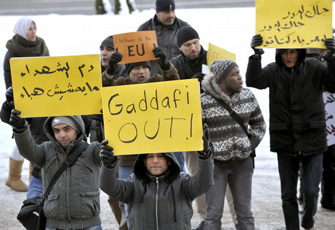 حصار 100 مصري بليبيا والقذافي يقصف الثوار
