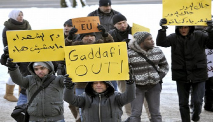 حصار 100 مصري بليبيا والقذافي يقصف الثوار