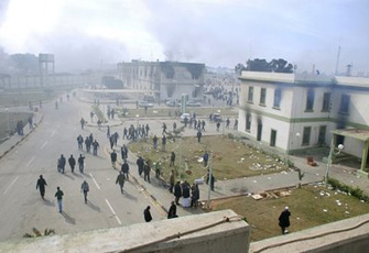 القذافي يحرق ليبيا.. والثوار يسيطرون على طرابلس