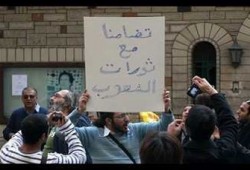 لوس أنجليس تايمز: "غباء" الأنظمة وراء استمرار الاحتجاجات