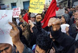 انتفاضة تونس تتصاعد.. وتجبر الرئيس على إقالة الحكومة