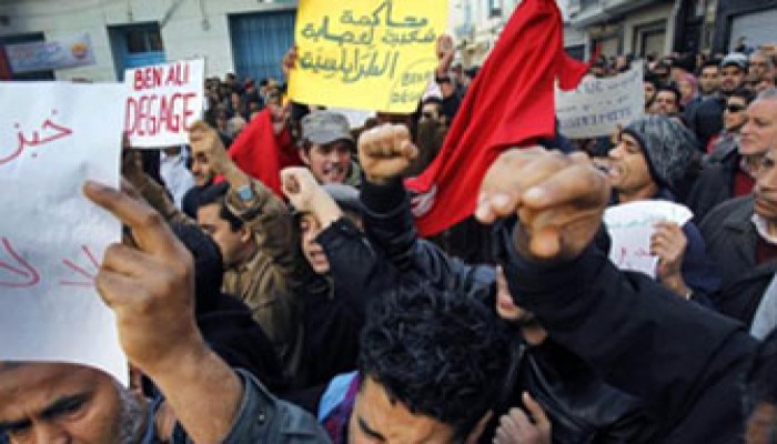انتفاضة تونس تتصاعد.. وتجبر الرئيس على إقالة الحكومة