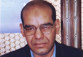 الأستاذ عاكف يهنئ د. خيري عمر بالدكتوراه