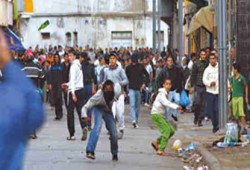 احتجاجات الجزائر تتصاعد.. واعتقال علي بلحاج