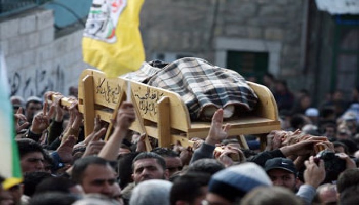 الآلاف يشيِّعون الشهيد المسن عمر القواسمي بالخليل