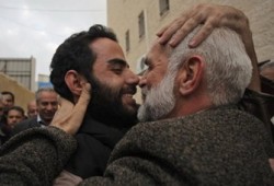 الإفراج عن معتقلي حماس المضربين عن الطعام