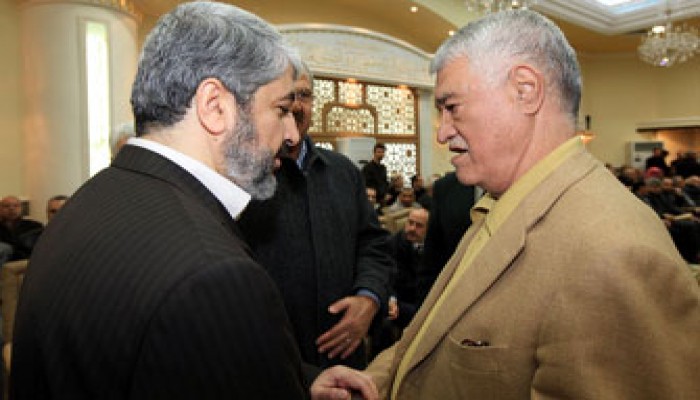 مشعل يقدم واجب العزاء في وفاة شقيق عباس