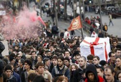 طلاب إيطاليا يتظاهرون ضد خفض ميزانية التعليم