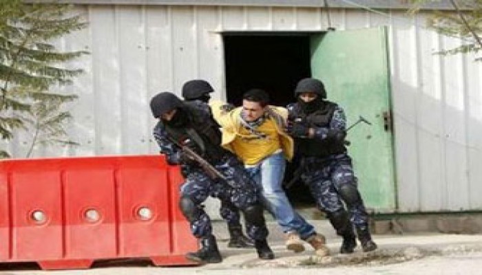 ميليشيا عباس تعتقل 7 بينهم صحفيون بالضفة