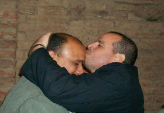 حواس وإخوانه يحتفلون بالإفراج عن المعتقلين