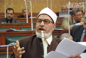 الشيخ عسكر يكرم العمال المحالين على المعاش