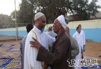 الجعفري يؤدي صلاة العيد وسط أهالي دائرته