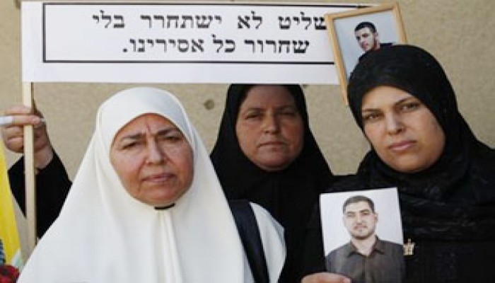 إجبار أسرى فلسطين على الإفطار وهم مكبلو الأيدي!