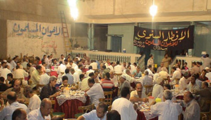 للعام الخامس.. أهالي المنصورة على مائدة إفطار قطب