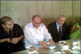 علي لبن ينظِّم إفطارًا لمعلمي "العتوة"