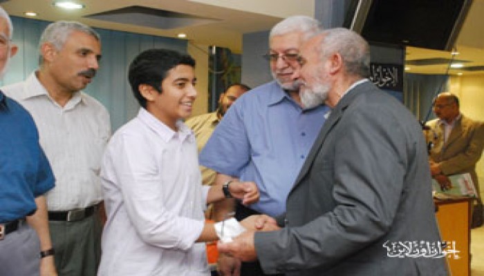 أسر رهائن العسكرية على مائدة إفطار المرشد العام