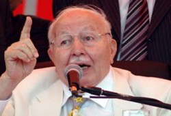 "أربكان" يصوُّت لصالح تعديل الدستور