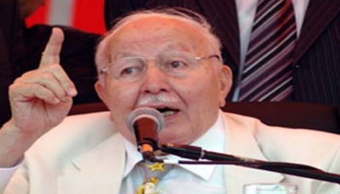 "أربكان" يصوُّت لصالح تعديل الدستور