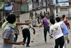 الهند تواجه الانتفاضة الكشميرية بتعزيزات عسكرية جديدة