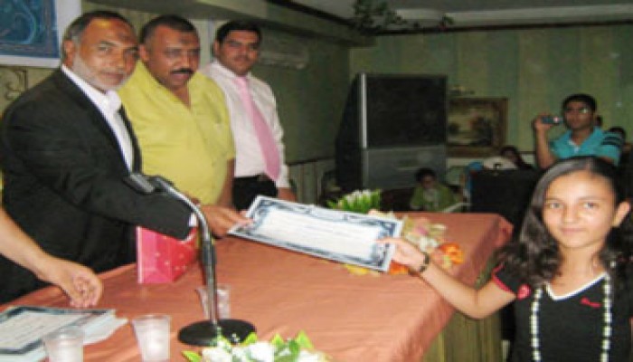 نائب المنتزه يكرِّم المتفوقين