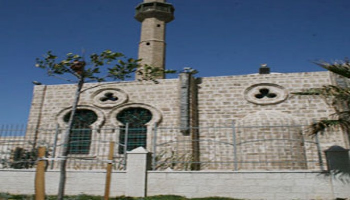 مغتصبون يحاولون إحراق مسجد تاريخي في يافا!!