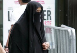 رجل أعمال جزائري يدفع غرامات ارتداء النقاب في فرنسا