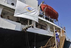 متضامنو سفينة "الأمل" يرفضون النزول بميناء العريش