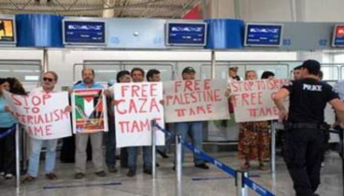 متظاهرون يعطِّلون إقلاع طائرة صهيونية من "أثينا"