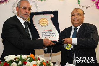 المرشد العام يشارك نواب الإخوان حفلهم الختامي