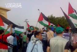 الحملة الشعبية تتظاهر أمام المعبر ضد المنع