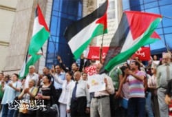 وقفة على سلالم الصحفيين تطالب بكسر حصار غزة